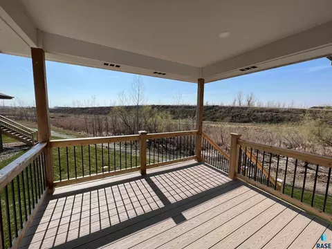 Exterior - 713 E 77th St, Sioux Falls, SD 57108 photo 2 of 2
