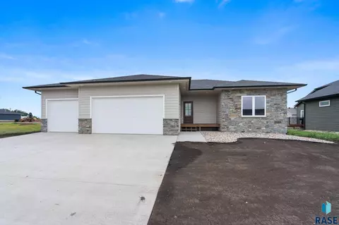 911 Sundance St, Valley Springs, SD 57068