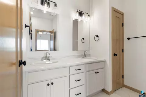 Bath - 2405 E Jetty Pl, Sioux Falls, SD 57108 photo 1 of 4