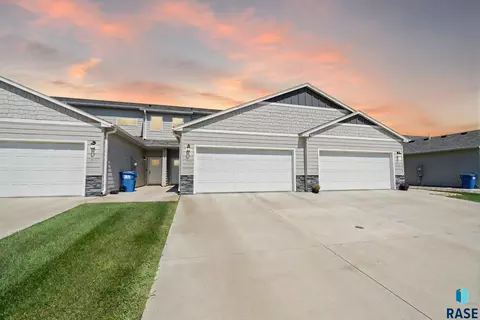 8133 E Tencate Pl, Sioux Falls, SD 57110