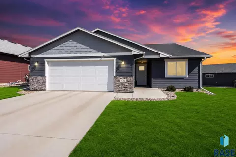 422 Thelma Ave, Harrisburg, SD 57032