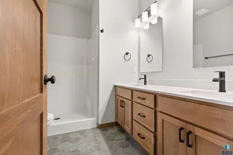 Bath - 5700 E Marley Pl, Sioux Falls, SD 57108 photo 3 of 3