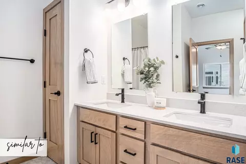 Bath - 5702 E Marley Pl, Sioux Falls, SD 57108 photo 2 of 3