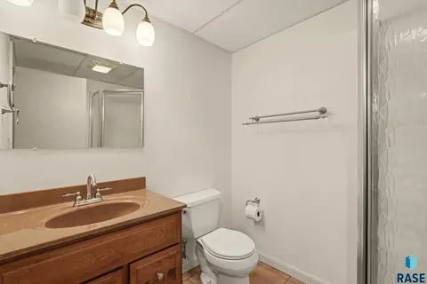 Bath - 3504 E 33rd St, Sioux Falls, SD 57103 photo 3 of 3
