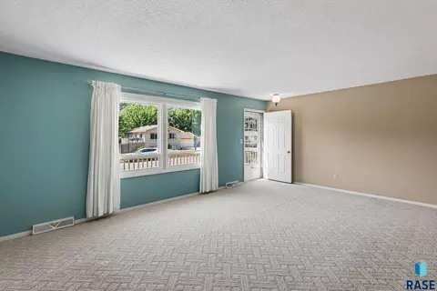Living - 3504 E 33rd St, Sioux Falls, SD 57103 photo 3 of 4