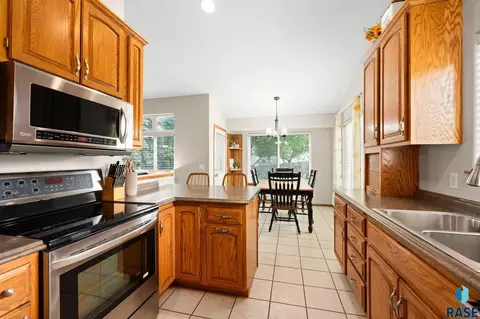 Kitchen - 1201 E 62nd St, Sioux Falls, SD 57108 photo 3 of 4