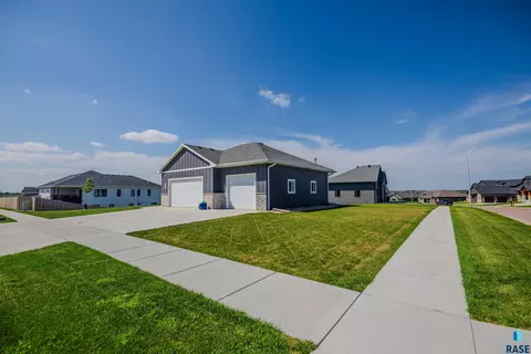 Exterior - 1512 W River Bend St, Brandon, SD 57005 photo 5 of 10