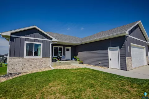 Exterior - 1512 W River Bend St, Brandon, SD 57005 photo 3 of 10