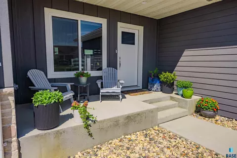 Exterior - 1512 W River Bend St, Brandon, SD 57005 photo 4 of 10