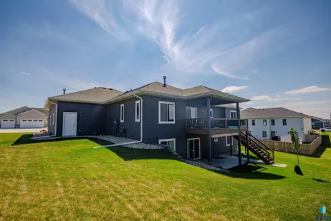 Exterior - 1512 W River Bend St, Brandon, SD 57005 photo 6 of 10
