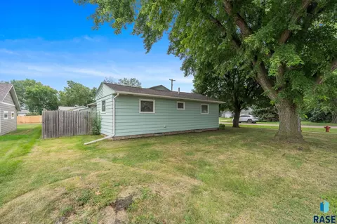 Exterior - 300 E 2nd St, Marion, SD 57043 photo 4 of 8