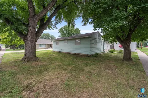 Exterior - 300 E 2nd St, Marion, SD 57043 photo 3 of 8