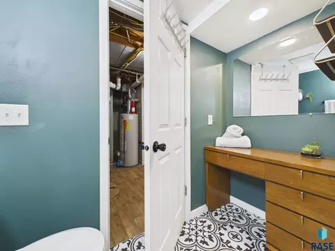 Bath - 727 E Wiswall Pl, Sioux Falls, SD 57105 photo 3 of 3