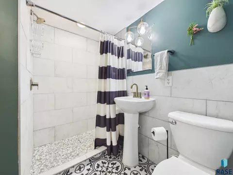 Bath - 727 E Wiswall Pl, Sioux Falls, SD 57105 photo 2 of 3