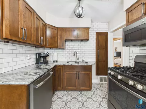 Kitchen - 727 E Wiswall Pl, Sioux Falls, SD 57105 photo 2 of 5