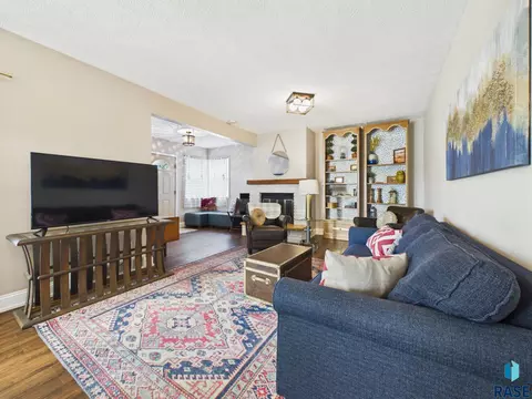 Living - 727 E Wiswall Pl, Sioux Falls, SD 57105 photo 5 of 7
