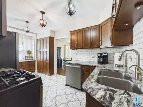 Kitchen - 727 E Wiswall Pl, Sioux Falls, SD 57105 photo 5 of 5
