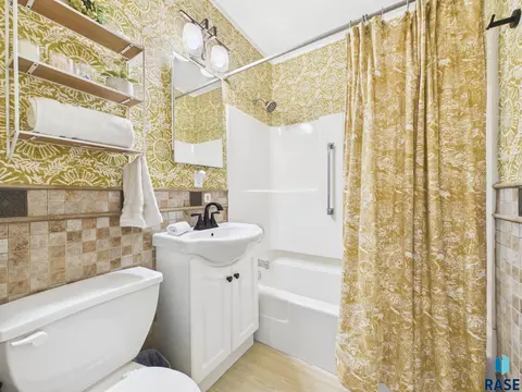Bath - 727 E Wiswall Pl, Sioux Falls, SD 57105 photo 1 of 3