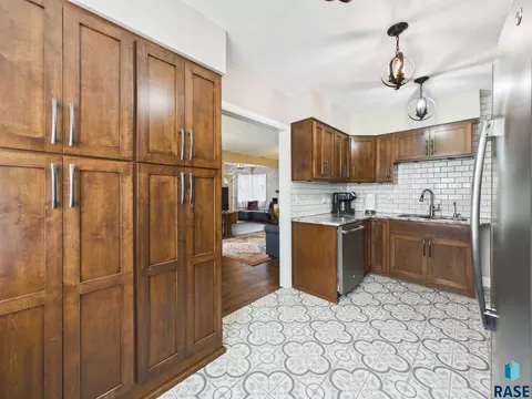 Kitchen - 727 E Wiswall Pl, Sioux Falls, SD 57105 photo 1 of 5