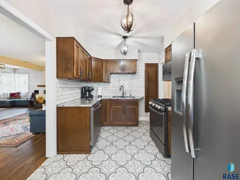 Kitchen - 727 E Wiswall Pl, Sioux Falls, SD 57105 photo 3 of 5