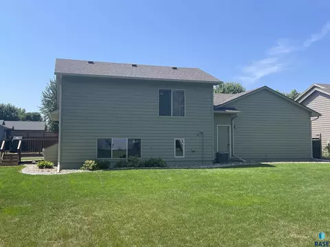 Exterior - 4208 E Steeple St, Sioux Falls, SD 57103 photo 2 of 4