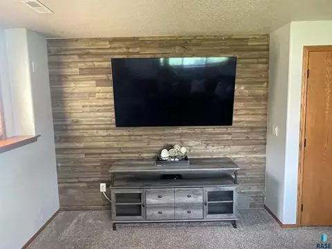 Living - 4208 E Steeple St, Sioux Falls, SD 57103 photo 3 of 4
