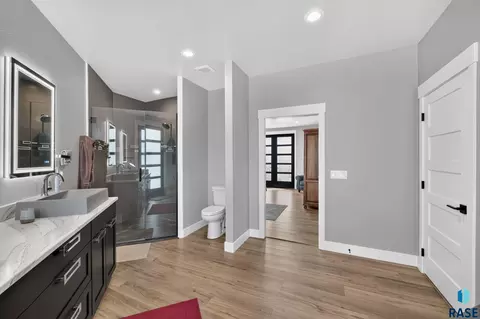 Bath - 2111 Vantage Cir, Spearfish, SD 57783 photo 3 of 5
