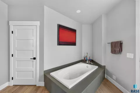 Bath - 2111 Vantage Cir, Spearfish, SD 57783 photo 4 of 5