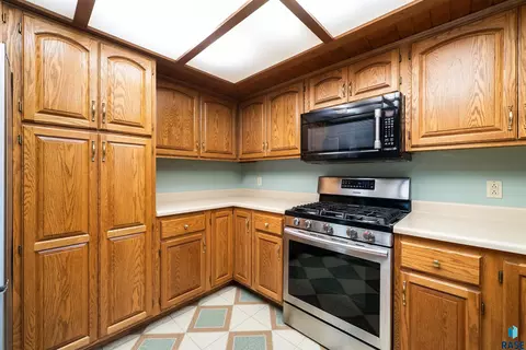 Kitchen - 412 N Needles Dr, Brandon, SD 57005 photo 4 of 7
