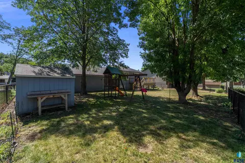 Exterior - 412 N Needles Dr, Brandon, SD 57005 photo 15 of 18