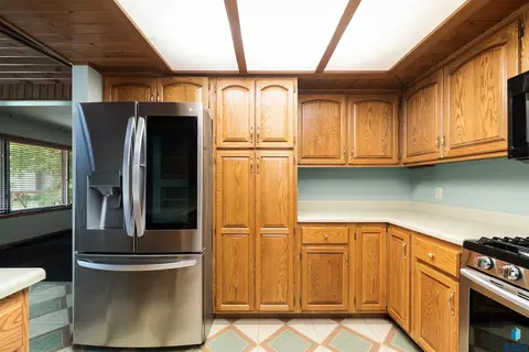 Kitchen - 412 N Needles Dr, Brandon, SD 57005 photo 3 of 7