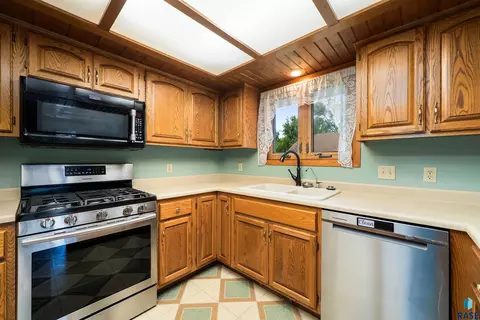 Kitchen - 412 N Needles Dr, Brandon, SD 57005 photo 5 of 7