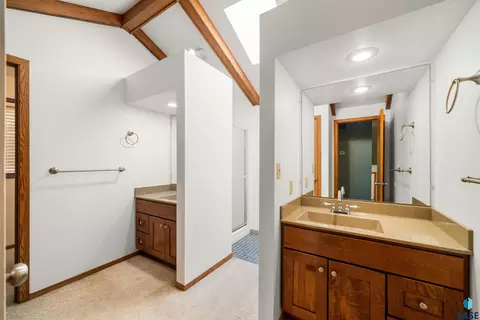 Bath - 412 N Needles Dr, Brandon, SD 57005 photo 3 of 5