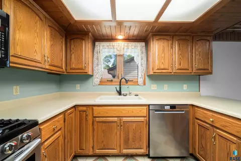 Kitchen - 412 N Needles Dr, Brandon, SD 57005 photo 6 of 7
