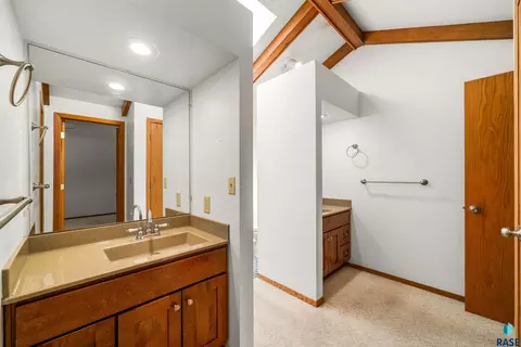 Bath - 412 N Needles Dr, Brandon, SD 57005 photo 2 of 5