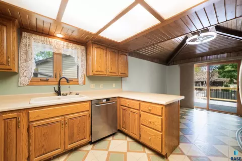 Kitchen - 412 N Needles Dr, Brandon, SD 57005 photo 7 of 7