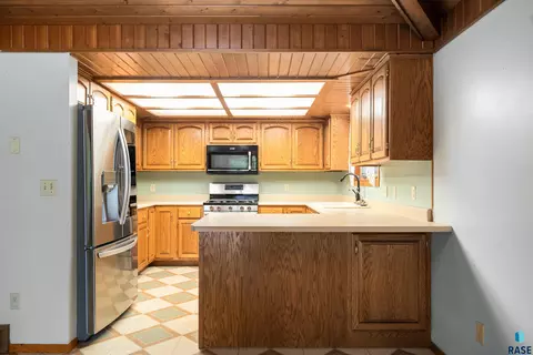 Kitchen - 412 N Needles Dr, Brandon, SD 57005 photo 1 of 7