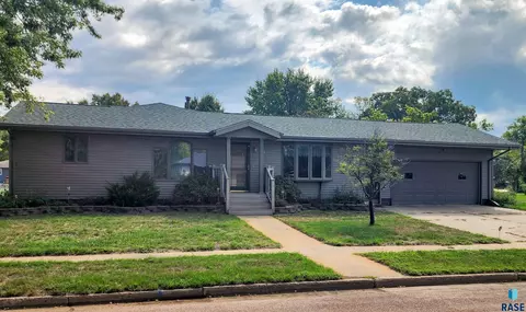 430 N Peck St, Salem, SD 57058
