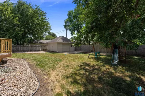 Exterior - 715 E 6th St, Dell Rapids, SD 57022 photo 3 of 6