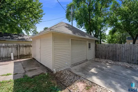 Exterior - 715 E 6th St, Dell Rapids, SD 57022 photo 4 of 6