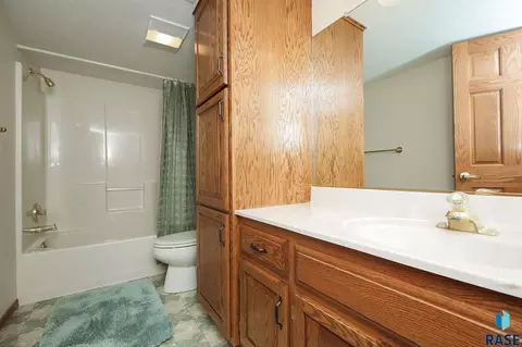 Bath - 1017 E 63rd St, Sioux Falls, SD 57108 photo 3 of 4