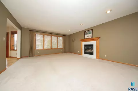 Living - 1017 E 63rd St, Sioux Falls, SD 57108 photo 3 of 10