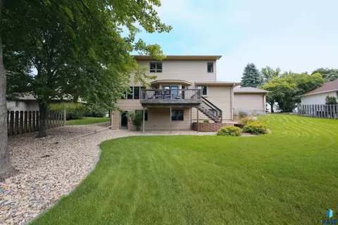 Exterior - 1017 E 63rd St, Sioux Falls, SD 57108 photo 4 of 5