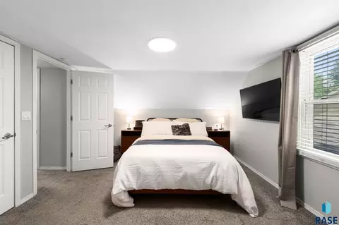 Bedroom - 4416 E Oak St, Sioux Falls, SD 57103 photo 3 of 11