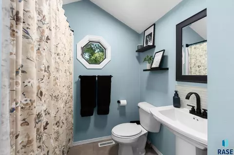 Bath - 4416 E Oak St, Sioux Falls, SD 57103 photo 2 of 5