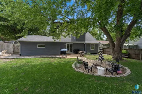 Exterior - 4416 E Oak St, Sioux Falls, SD 57103 photo 8 of 14