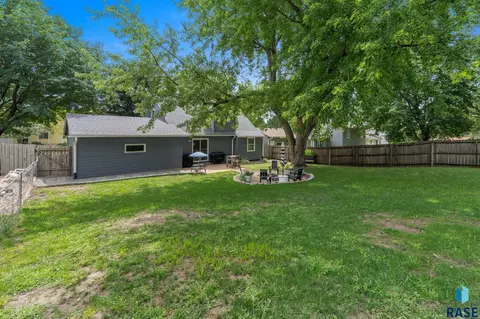 Exterior - 4416 E Oak St, Sioux Falls, SD 57103 photo 6 of 14