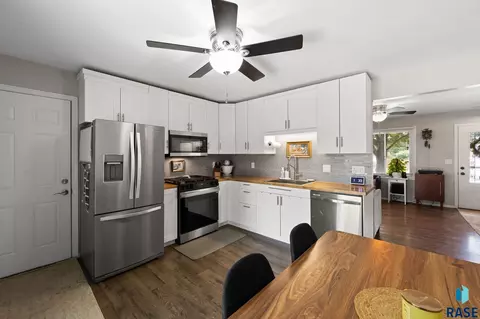 Kitchen - 4416 E Oak St, Sioux Falls, SD 57103 photo 4 of 6