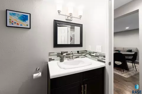 Bath - 4416 E Oak St, Sioux Falls, SD 57103 photo 4 of 5