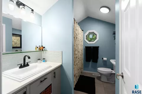 Bath - 4416 E Oak St, Sioux Falls, SD 57103 photo 1 of 5